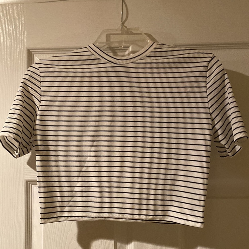 Pretty Little Thing cropped T-shirt sz 6 new with tags attached